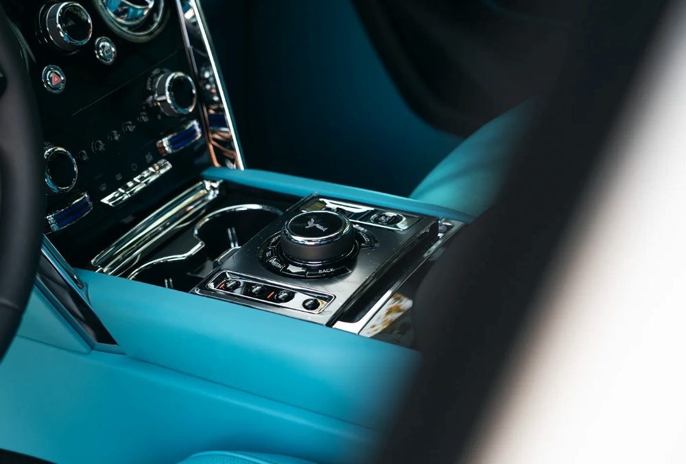 White Rolls Royce Cullinan gear selector
