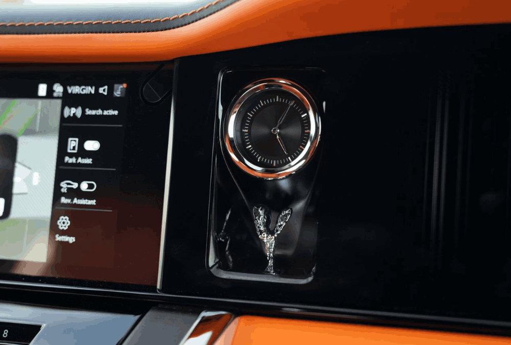 Black Rolls-Royce Cullinan infotainment system