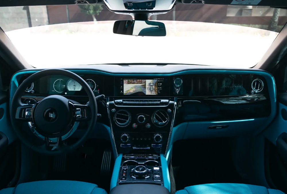 White Rolls Royce Cullinan steering wheel