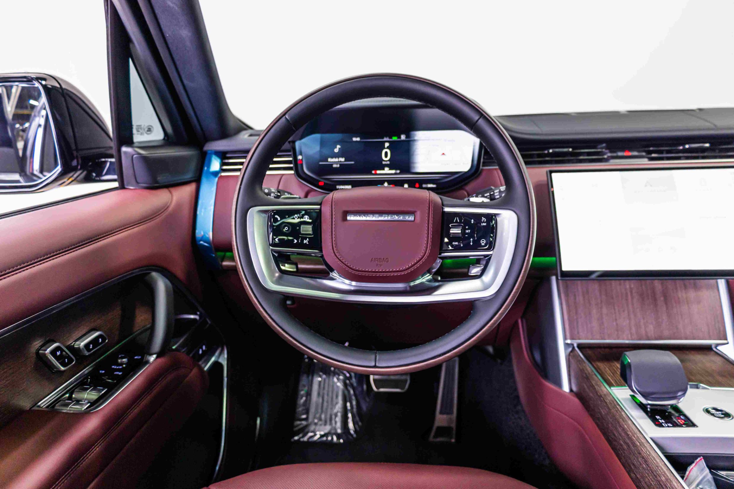 Grey Land Rover Range Rover HSE steering wheel