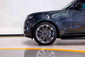 Grey Land Rover Range Rover HSE wheels