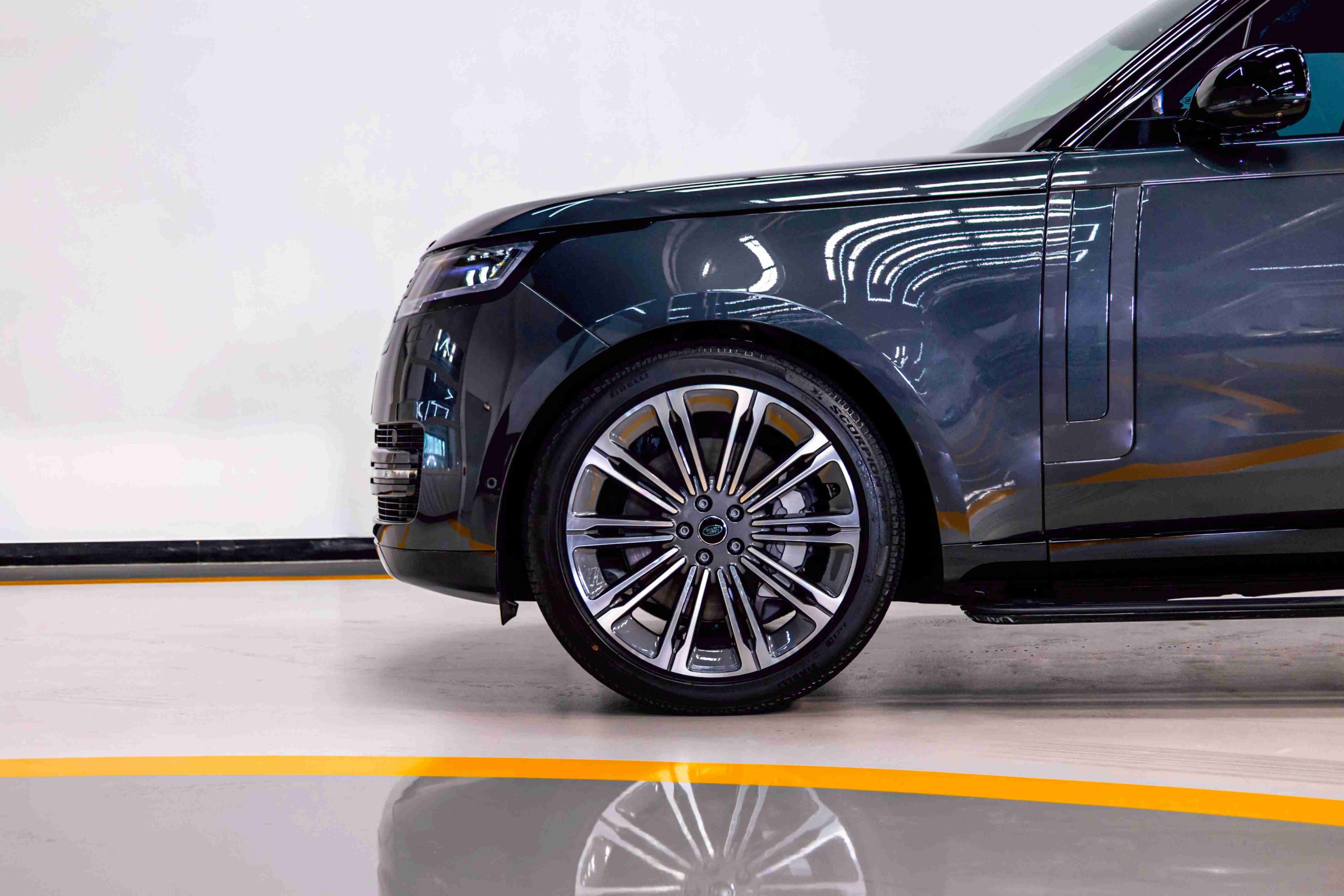 Grey Land Rover Range Rover HSE wheels