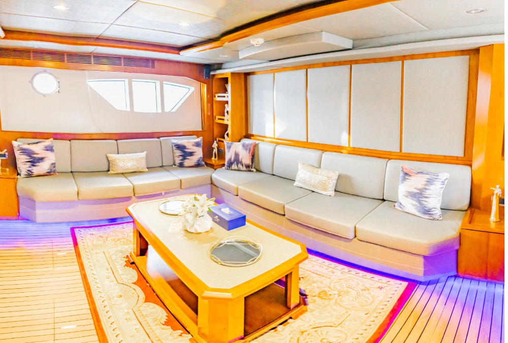 Lana-Azimut-62-FT-Saloon 1