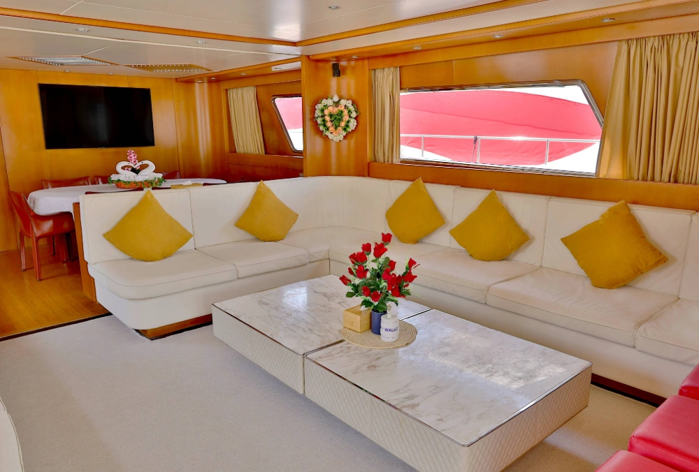 San-Lorenzo-San-Lorenzo-82-FT-Saloon 2