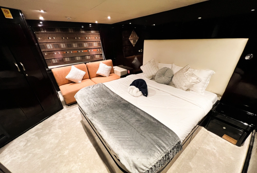 Tisck-Dubai-Marine-75-FT-Interior 3