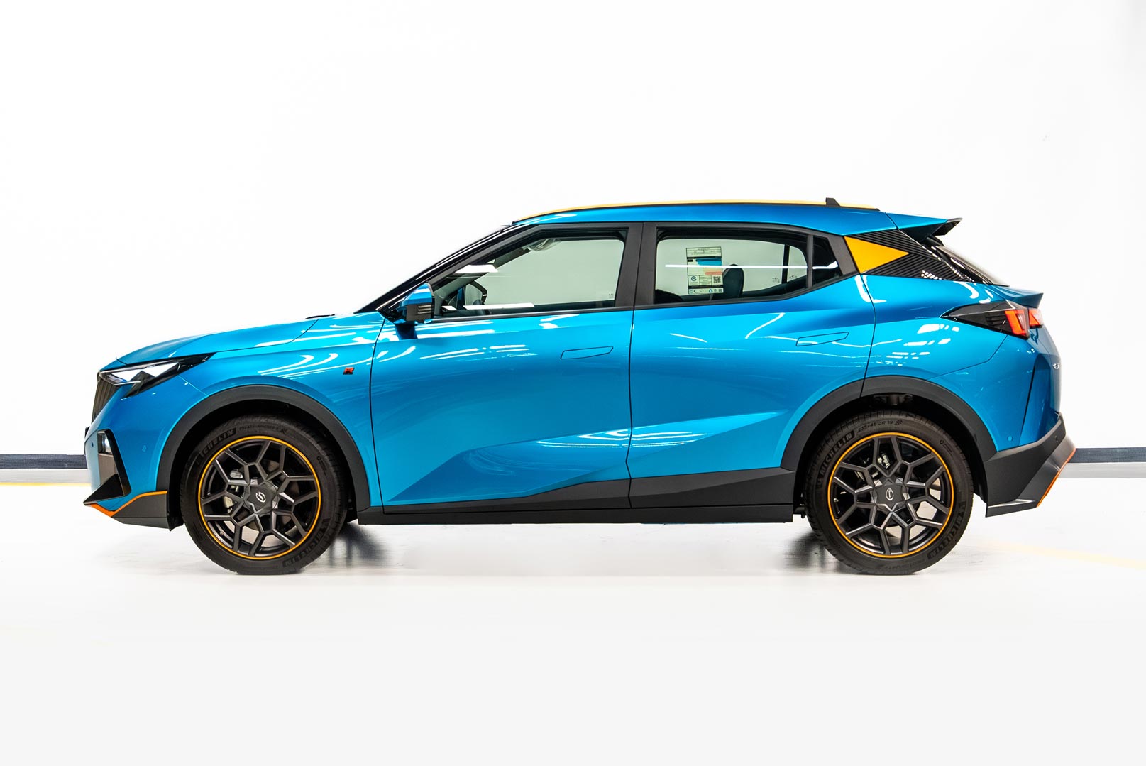 gac-gs3-emzoom-r-style-2025-blue-side-view.jpg