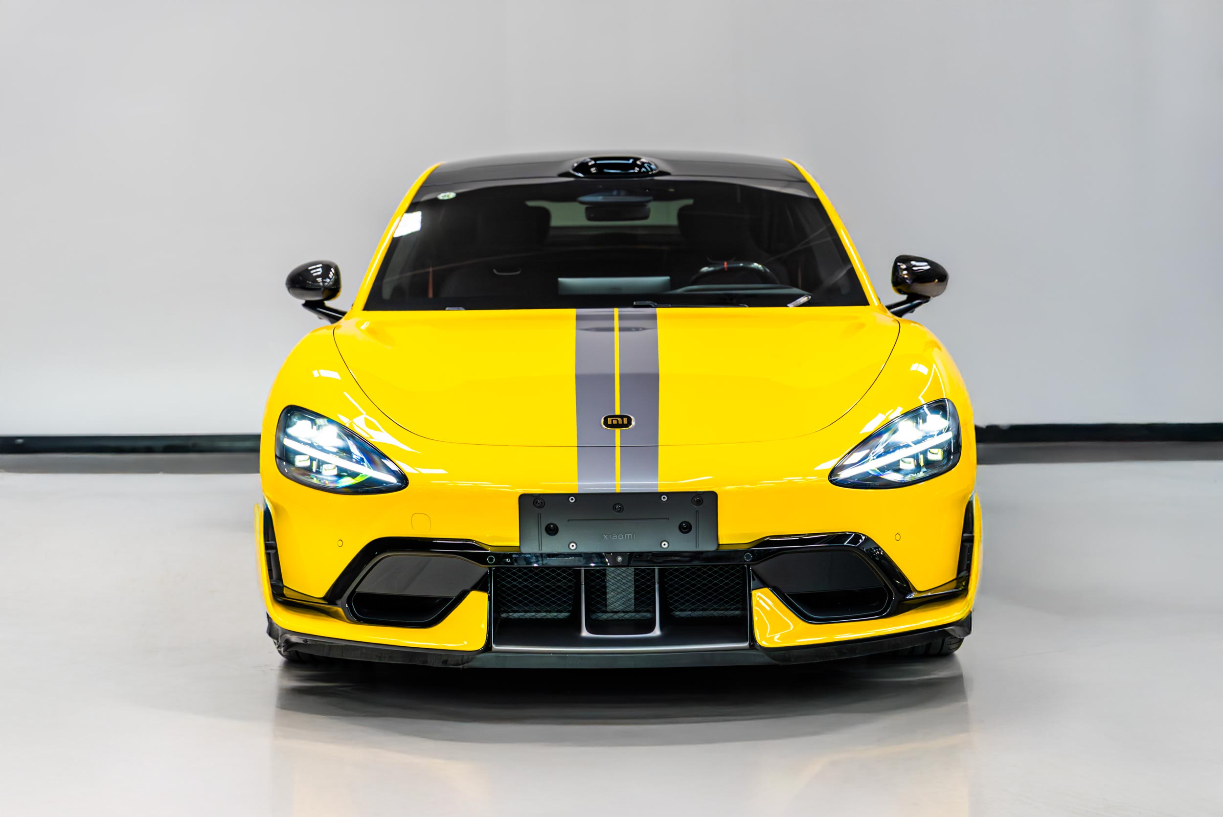 xiaomi-su7-ultra-2025-yellow-front-view.jpg