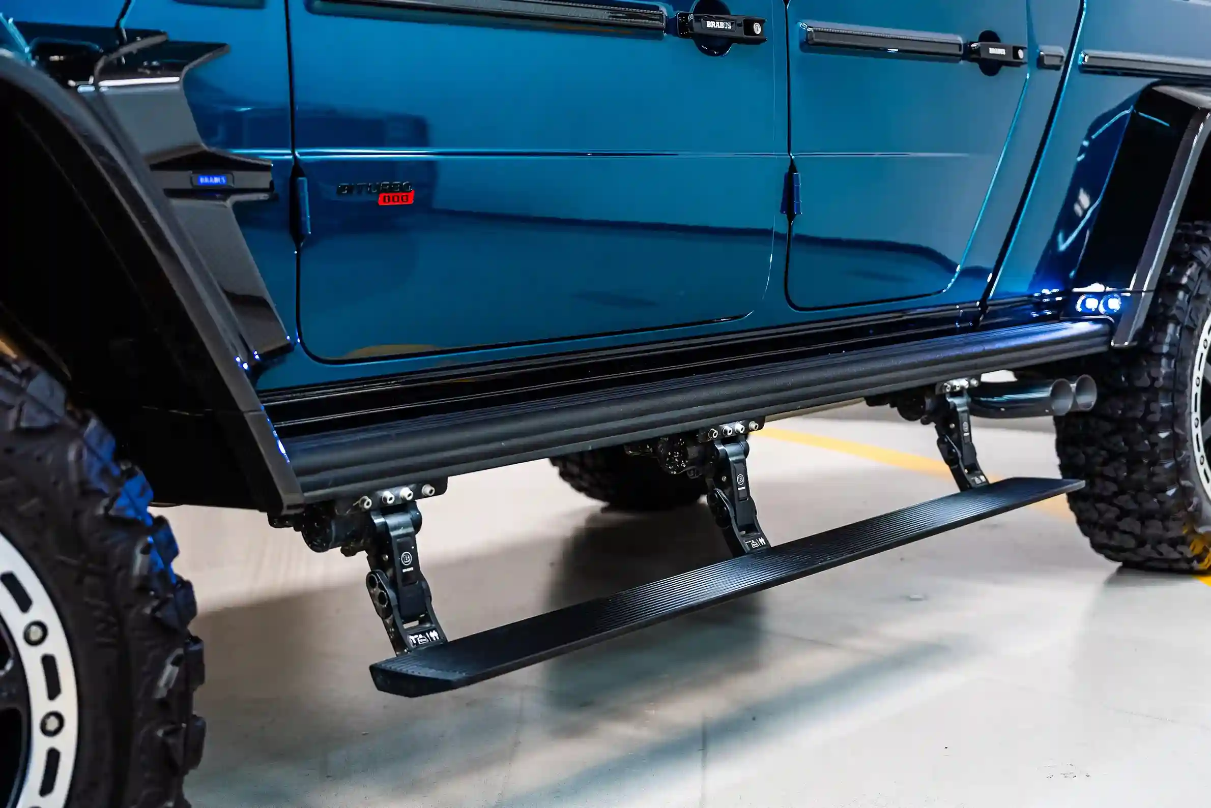 Mercedes-Brabus-blue-foot-path