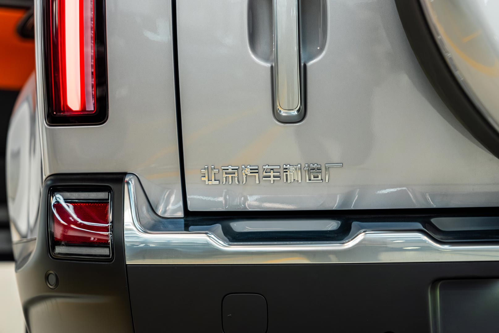 rox-01-silver-door-handle-closeup