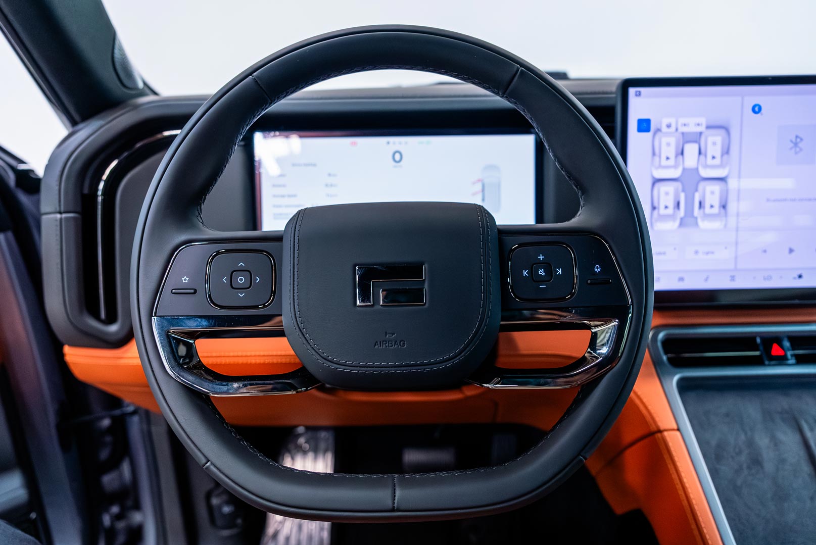 rox-01-silver-steering-wheel