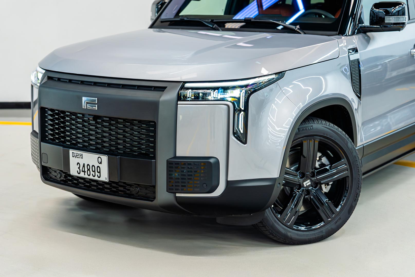 rox-01-silver-three-quarter-front